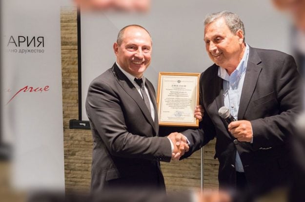 Chairman of the BIA – Bulgarian Industrial Association Bozhidar Danev presents a prize to Galin Gospodinov