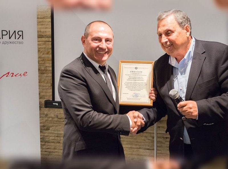 Chairman of the BIA – Bulgarian Industrial Association Bozhidar Danev presents a prize to Galin Gospodinov